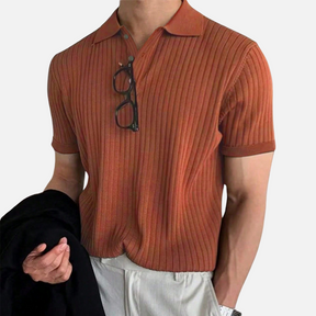 Camisa canelada com design elegante e abotoamento parcial, ideal para ocasiões formais e casuais com conforto e sofisticação.