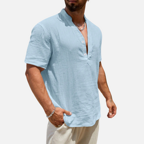 Camisa de meia abotoadura em cor sólida, com caimento solto e design moderno, ideal para conforto e estilo em ocasiões casuais.