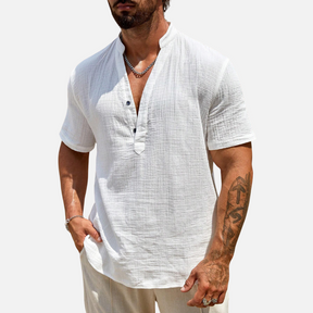 Camisa de meia abotoadura em cor sólida, com caimento solto e design moderno, ideal para conforto e estilo em ocasiões casuais.