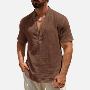 Camisa de meia abotoadura em cor sólida, com caimento solto e design moderno, ideal para conforto e estilo em ocasiões casuais.