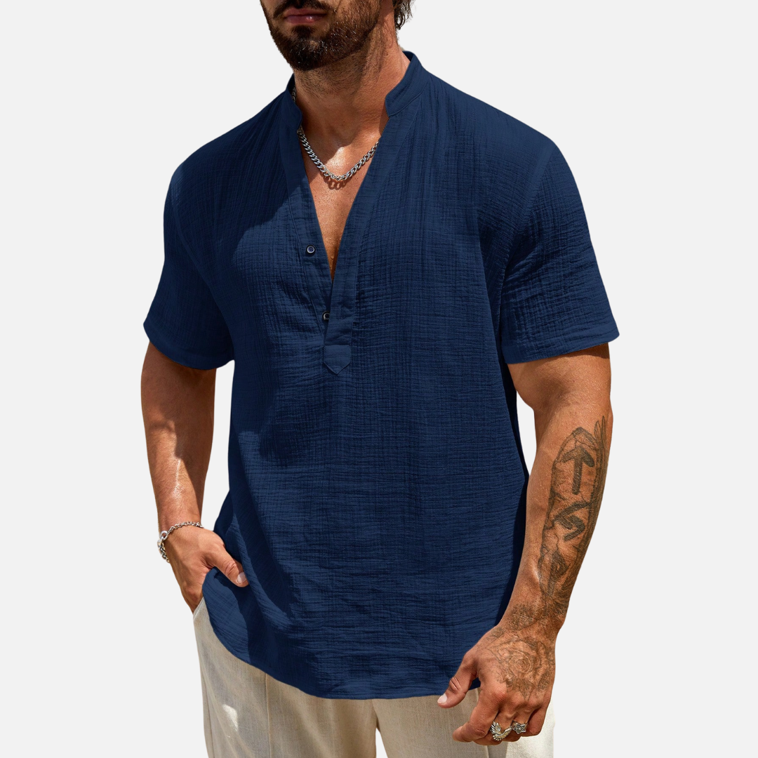 Camisa de meia abotoadura em cor sólida, com caimento solto e design moderno, ideal para conforto e estilo em ocasiões casuais.