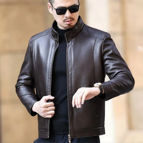 Jaqueta de couro masculina Ferrutini FRT208, com design moderno e casual, em couro de alta qualidade, com capuz, zíperes, espessura grossa, ideal para composições elegantes.
