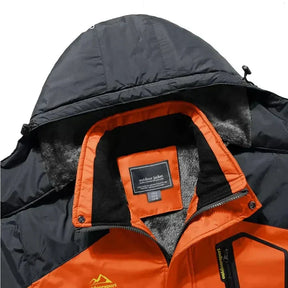 Jaqueta impermeável masculina Ferrutini FRT166, com design moderno, em poliéster, espessura grossa, com capuz, ideal para dias chuvosos e atividades ao ar livre, com zíperes frontais.
