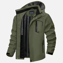 Jaqueta impermeável masculina Ferrutini FRT166, com design moderno, em poliéster, espessura grossa, com capuz, ideal para dias chuvosos e atividades ao ar livre, com zíperes frontais.