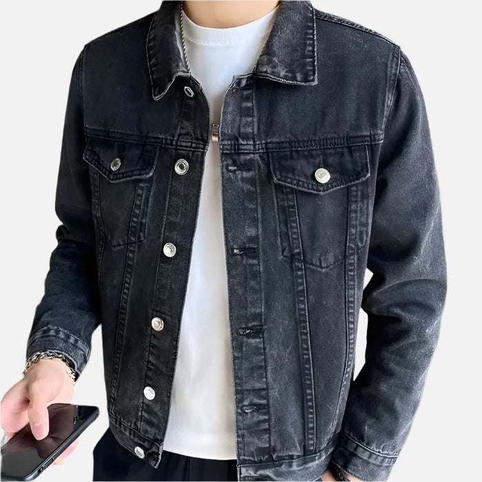 Jaqueta jeans masculina Ferrutini FRT151, com design elegante, em jeans, algodão, poliéster e elastano, 2 bolsos no peito, em preto, ideal para looks casuais, com botões frontais.