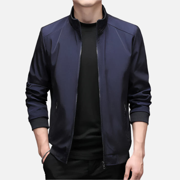 Jaqueta masculina Ferrutini FRT100 preta, com design moderno e estampa lisa, ideal para dias frios, com isolamento térmico, zíper frontal e disponível em preto, azul e cinza.