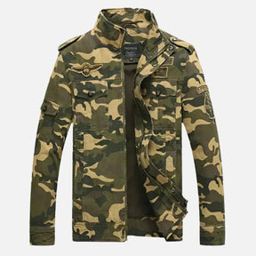 Jaqueta camuflada masculina Ferrutini FRT141, com estampa militar, em poliéster, forro interno de algodão, ideal para dias frios, com zíper frontal e sem capuz.