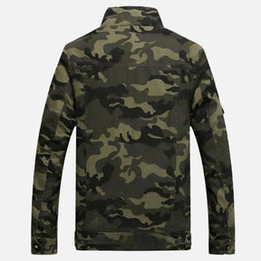 Jaqueta camuflada masculina Ferrutini FRT141, com estampa militar, em poliéster, forro interno de algodão, ideal para dias frios, com zíper frontal e sem capuz.