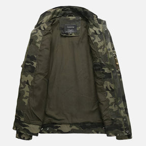 Jaqueta camuflada masculina Ferrutini FRT141, com estampa militar, em poliéster, forro interno de algodão, ideal para dias frios, com zíper frontal e sem capuz.