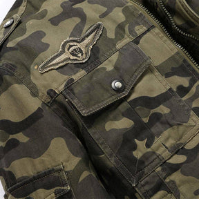 Jaqueta camuflada masculina Ferrutini FRT141, com estampa militar, em poliéster, forro interno de algodão, ideal para dias frios, com zíper frontal e sem capuz.