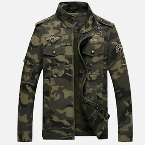Jaqueta camuflada masculina Ferrutini FRT141, com estampa militar, em poliéster, forro interno de algodão, ideal para dias frios, com zíper frontal e sem capuz.