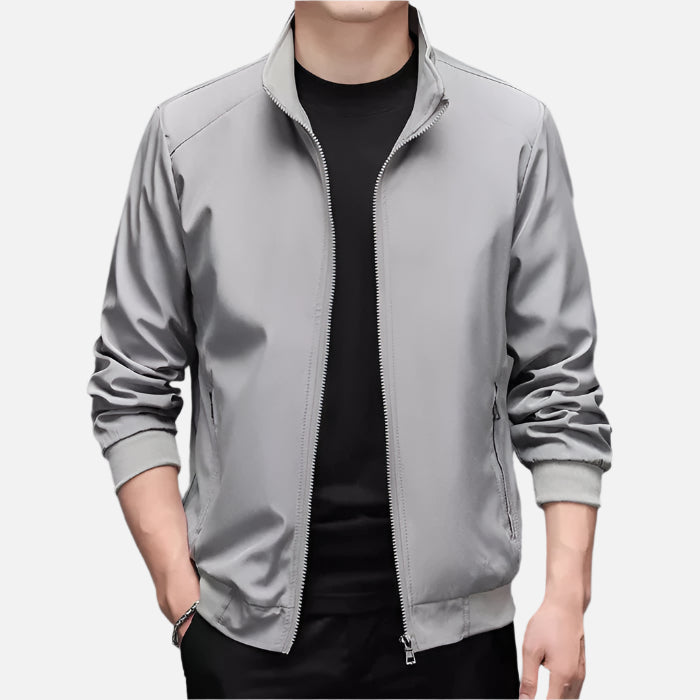 Jaqueta masculina Ferrutini FRT100 preta, com design moderno e estampa lisa, ideal para dias frios, com isolamento térmico, zíper frontal e disponível em preto, azul e cinza.
