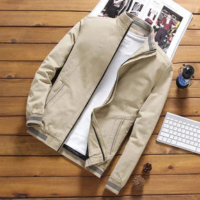 Jaqueta masculina Ferrutini FRT193, com design moderno, em poliéster e algodão, estampa sólida, bolsos funcionais, ideal para looks casuais, com zíper frontal e manga regular.