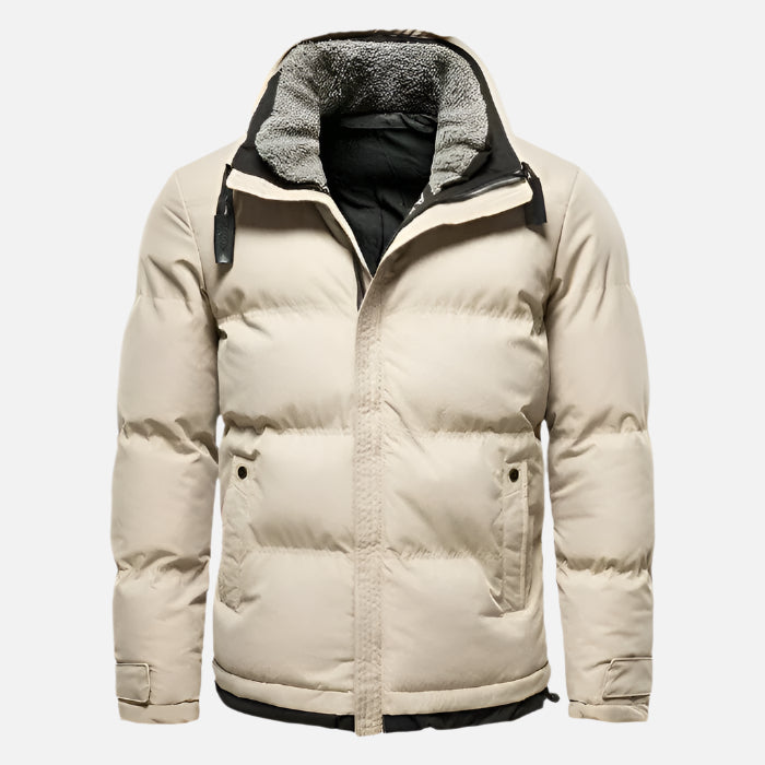 Jaqueta puffer masculina Ferrutini FRT217 preta, forrada em lã e algodão, com capuz ajustável, zíper revestido, bolsos e porta fones, ideal para dias frios e looks urbanos.