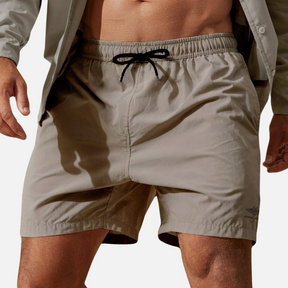 Short de tactel com design moderno, leve e de secagem rápida, perfeito para praia, piscina e momentos de lazer.